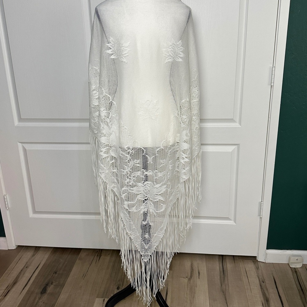 VTG White Floral Lace Triangle Shawl Fringe Wrap Boho Bridal Victorian Romantic - Picture 10 of 11